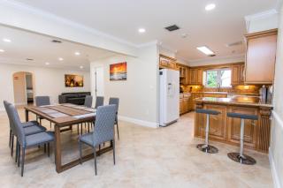 Walk to Beach Luxury 5BR & 3BA Villa Hollywood Lakes - 2