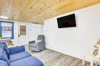 Cozy Wellston Cabin - Walk to Crystal Lake! - 5