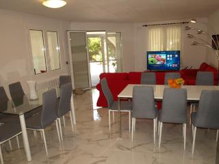 11 bedrooms, 5 bathrooms, Full AC, Jacuzzi, large pool, BBQ, pingpong - Les tres Cales - 4