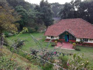 A quaint cottage with Rajah's seat view. - Madikeri - 9