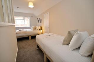 Hall Lane House - 4Bed Gem Near Coventry Hospital with FREE Driveway Parking - 2