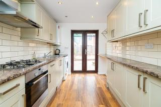 Immaculate Refurbished House - London - 3