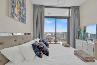 Stylish 2BR for 6 with King Beds, Pool, Gym in JVC - Dubai - 0