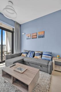 Stylish 2BR for 6 with King Beds, Pool, Gym in JVC - Dubai - 8
