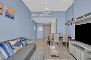 Stylish 2BR for 6 with King Beds, Pool, Gym in JVC - Dubai - 7