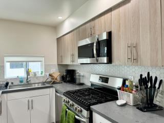 Cozy Chamber 3 BR Hollywood Townhouse - Los Angeles - 6