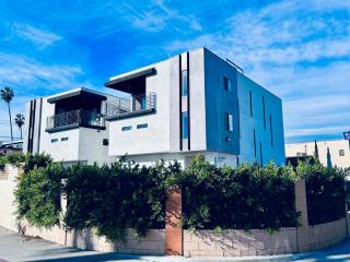 Cozy Chamber 3 BR Hollywood Townhouse - Los Angeles - 9
