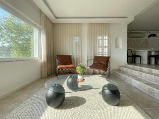 Private Villa 5-Bedroom with Pool and Sea View in Central Bodrum - 2