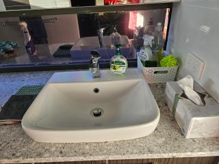 Private king bed guest suite - 4