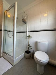Large North Facing Room above G Grace & Son - Tring - 3