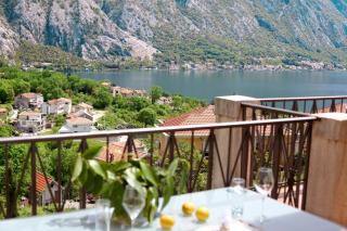 GH Aparts with SCENIC VIEWS & POOL - 9