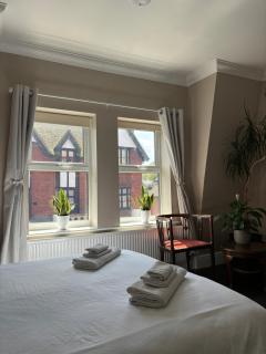 Large West Side Room above G Grace & Son - Tring - 8