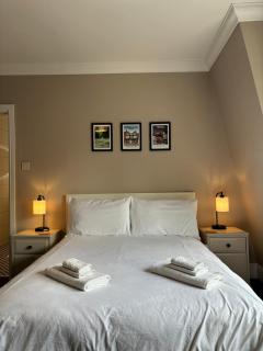Large West Side Room above G Grace & Son - Tring - 7