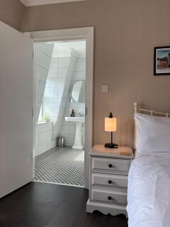 Large East Side Room above G Grace & Son - Tring - 6