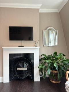 Large East Side Room above G Grace & Son - Tring - 8