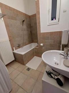 New 2BR Apt near Andrassy av. and Varosliget - Budapest - 1