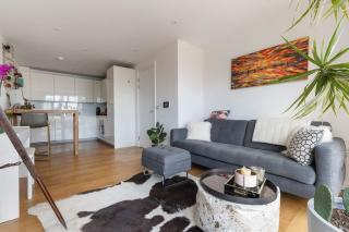 Modern New 1-Bedroom Home Stunning Views - London - 1
