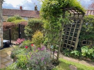Picturesque Stone Cottage in the Heart of North Yorkshire Village - Hideaway Cottage - York - 7