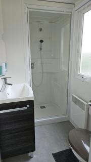 Spacieux Mobil-home Num227 2 chambres, 2sdb à 2 pas du lac - Gastes - 4