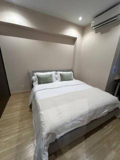 1BR Branz BSD: PS5, King Size Bed, and 4K OLED TV - 3