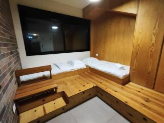 Vintage 2-BR Apt in Ashrafieh W 24 Power - Beirut - 5