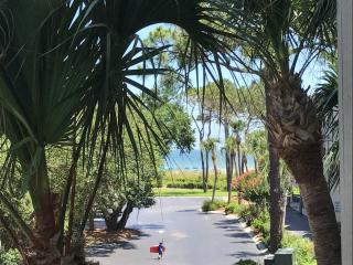SunnyDaze-Steps to the Ocean king bed, Free bikes! - Hilton Head Island - 0