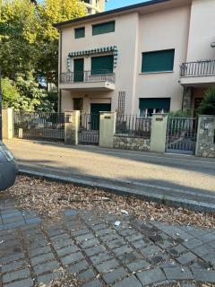 Villetta centro Imola 4 adulti persone in matrimoniale, una piazza e mezzo e un singolo con parcheggio privato gratuito - Imola - 0