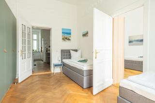 KAISER 02 by ROCKCHAIR Apartments l SUPERHOST Status l 3 Bedrooms Boxspringbeds 2 Bathrooms l Cozy Family & Business Flair 155 sqm 3 Balcony 2nd Floor Elevator up to 10 guests welcomes you! - Berlijn - 3