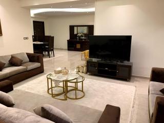 شقه فندقيه برج أم كلثوم zamalek 3BD Apartment - 4