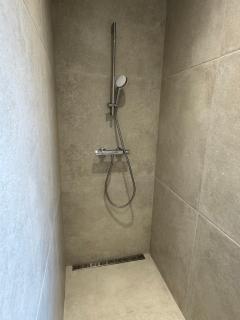 Chambre privée avec salle de bain partagée - La Brousse - Genay - 1