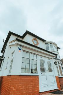 Detached Home with Aircon, Patio, BBQ, Pool Table & Table Tennis - Quinton - 1
