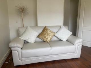 Spacious three bedroom property in Penrhyn bay - sleeps 6 - 7