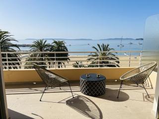 Appartement T3 lumineux traversant totalement neuf en face de la plage Front de mer vue sur les iles Vue mer panoramique assurée Résidence de la plage centre ville du Lavandou 3eme étage avec ascenseur Appartement T3 - Le Lavandou - 2