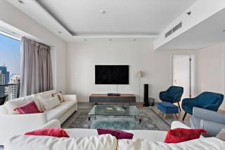 First Class 3BR Expansive Luxury Haven - Dubai - 9