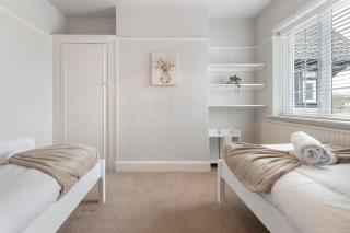 13-Bed London Gem, Opposite Tube Station less than 1 min walk - 6