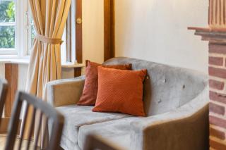 13-Bed London Gem, Opposite Tube Station less than 1 min walk - 7