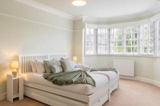 13-Bed London Gem, Opposite Tube Station less than 1 min walk - 2