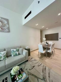 Modern 3br Apt Jvc Big Balcony Pool & Parking - 3