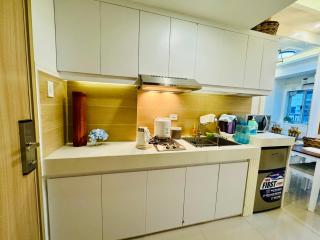 Charming 2 BR with Amenity Views and Free Parking - 4