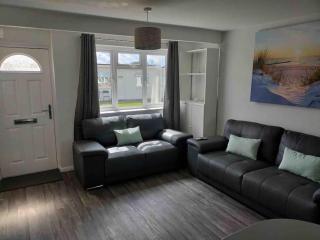 California Sands - 2 x Modern Two Double Bedroom Chalets - short stroll to the beach - nr Great Yarmouth & Norfolk Broads - Scratby - 8