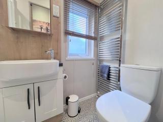 Lakeside Dorchester Lodge - Hot Tub with Fishing Peg - Tattershall - 2