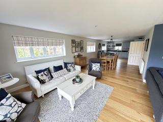 Ocean Retreat - Part of the The Bay Filey Holiday Village with pool, gym and direct beach access, pub, restaurant, tennis and meadows walks - 4