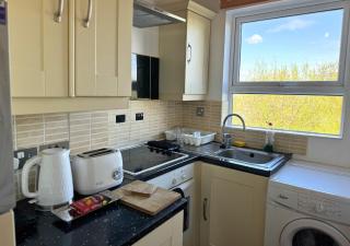 Relaxing Getaway For Families With Free Parking - Liverpool - 9