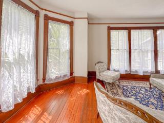 Cozy Victorian Apartment Downtown Sleeps 5 - Gainesville - 1