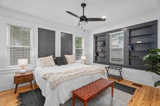 House on Cora - Sleeps 10 Hot Tub & Walk to Main - Fredericksburg - 9