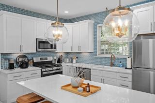 House on Cora - Sleeps 10 Hot Tub & Walk to Main - Fredericksburg - 7