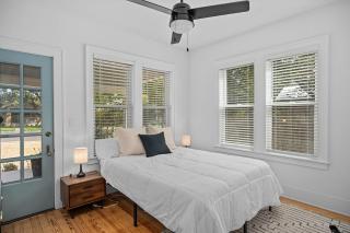 House on Cora - Sleeps 10 Hot Tub & Walk to Main - Fredericksburg - 3