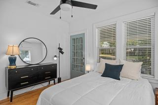 House on Cora - Sleeps 10 Hot Tub & Walk to Main - Fredericksburg - 2