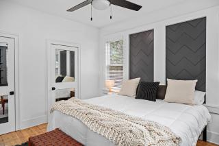 House on Cora - Sleeps 10 Hot Tub & Walk to Main - Fredericksburg - 1