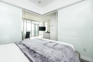 Epic 2BR Condo with Panoramic CN Tower & City View - 7